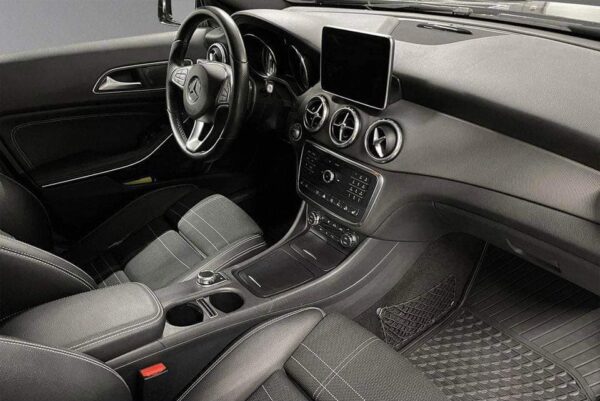 Mercedes-Benz GLA – Image 11