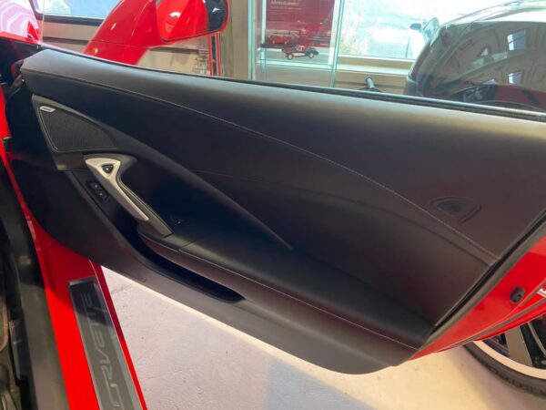 Chevrolet Corvette – Image 11