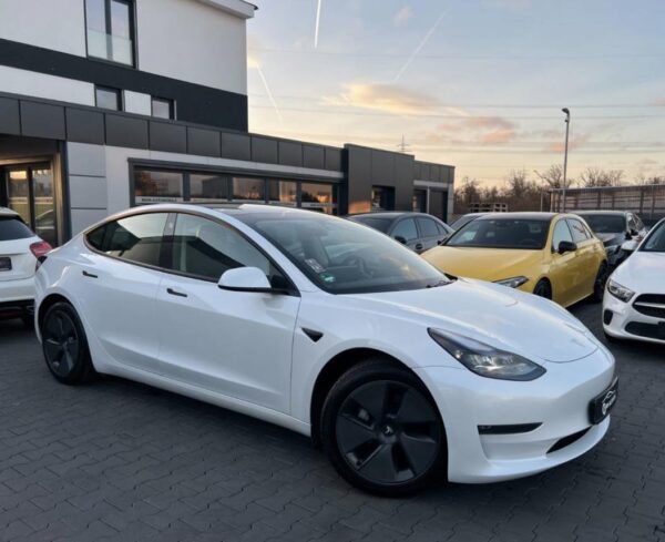 Tesla Model 3 – Image 2